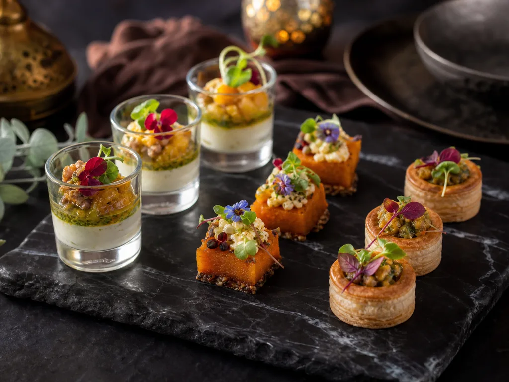 Pièces cocktail raffinées sur ardoise